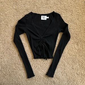 Long sleeve fitted black crop with tie in the middle